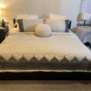 Banana Republic Heirloom Embroidered KING-duvet, shams, and euro shams-EUC